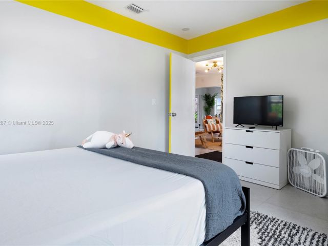 Дом в аренду по адресу 968 NE 80th St - фото 5930377