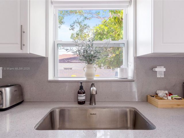 Дом в аренду по адресу 968 NE 80th St - фото 5930380