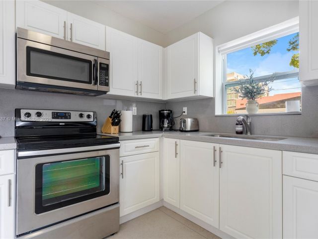 Дом в аренду по адресу 968 NE 80th St - фото 5930381