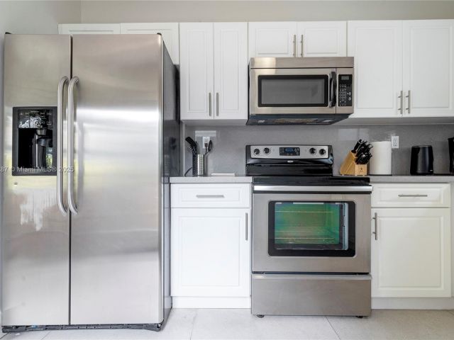 Дом в аренду по адресу 968 NE 80th St - фото 5930382