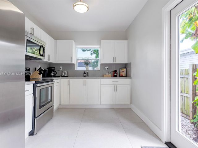 Дом в аренду по адресу 968 NE 80th St - фото 5930383