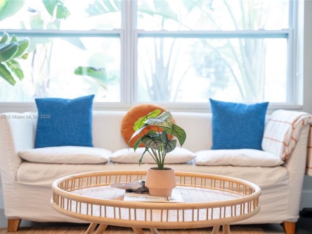 Дом в аренду по адресу 968 NE 80th St - фото 5930390