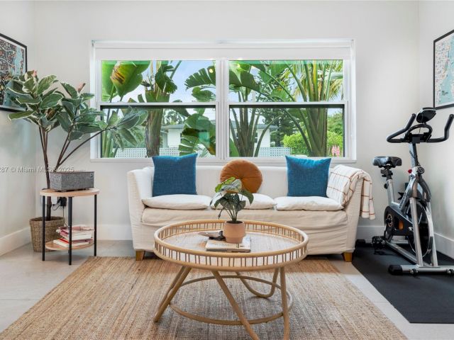 Дом в аренду по адресу 968 NE 80th St - фото 5930393