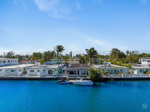 Продажа дома по адресу 8221 Crespi Blvd - фото 5518592