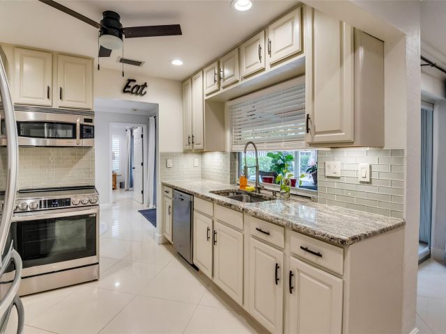 Дом в аренду по адресу 2750 SE 4th St - фото 5542487