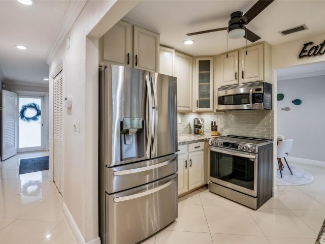 Дом в аренду по адресу 2750 SE 4th St - фото 5542488