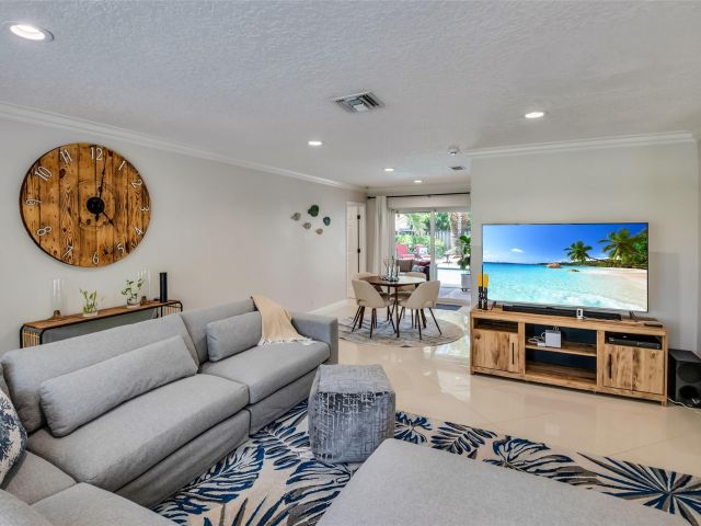 Дом в аренду по адресу 2750 SE 4th St - фото 5542494