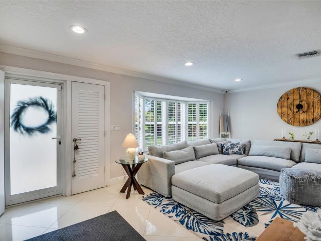 Дом в аренду по адресу 2750 SE 4th St - фото 5542498