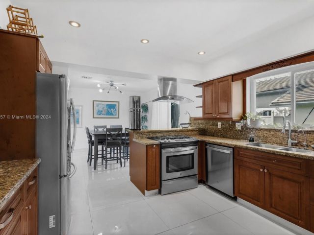 Продажа дома по адресу 633 N Crescent Dr - фото 5812464