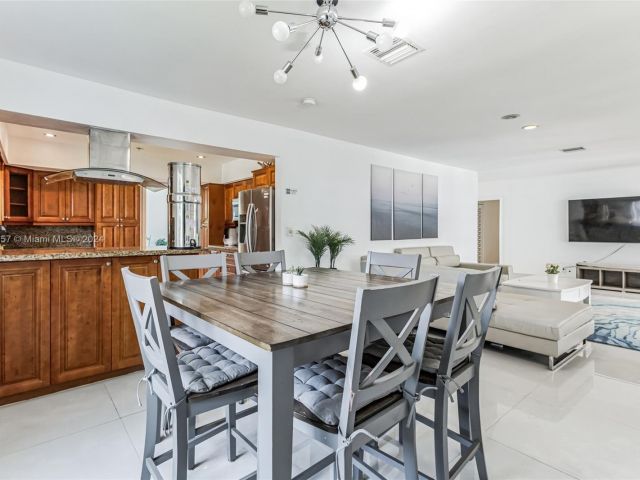 Продажа дома по адресу 633 N Crescent Dr - фото 5812468