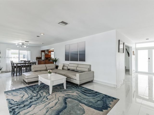 Продажа дома по адресу 633 N Crescent Dr - фото 5812469