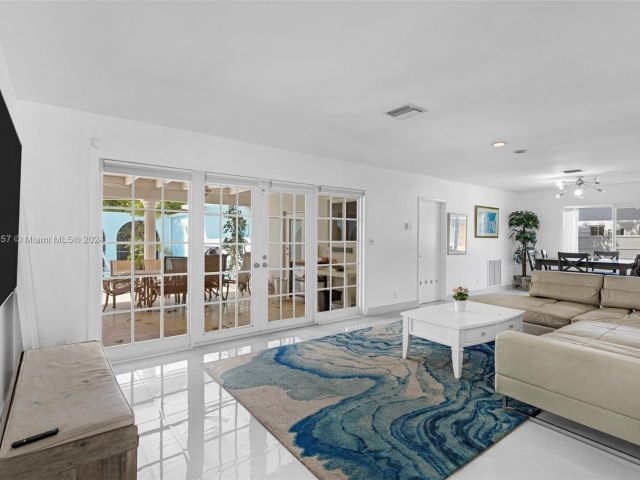 Продажа дома по адресу 633 N Crescent Dr - фото 5812470