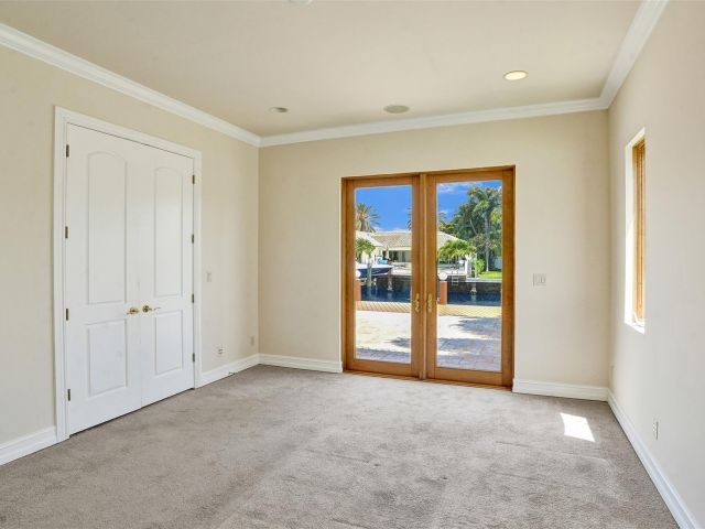 Продажа дома по адресу 3061 NE 43rd Street - фото 6280777