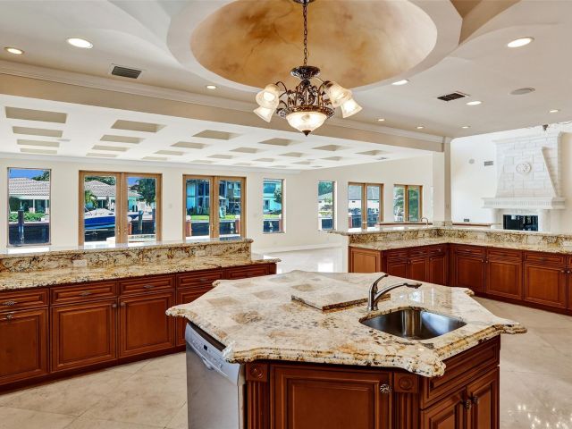 Продажа дома по адресу 3061 NE 43rd Street - фото 6280779