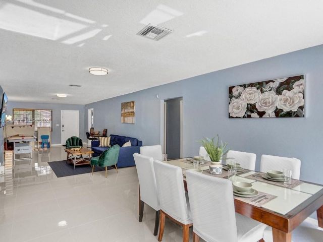 Продажа дома по адресу 208 SW 2nd Ave - фото 5523483