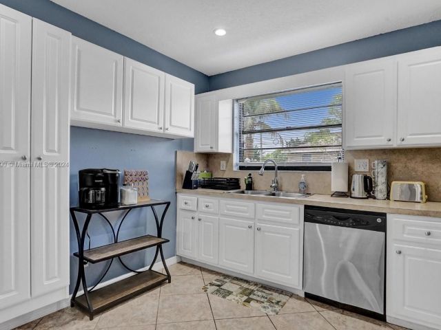 Продажа дома по адресу 208 SW 2nd Ave - фото 5523485