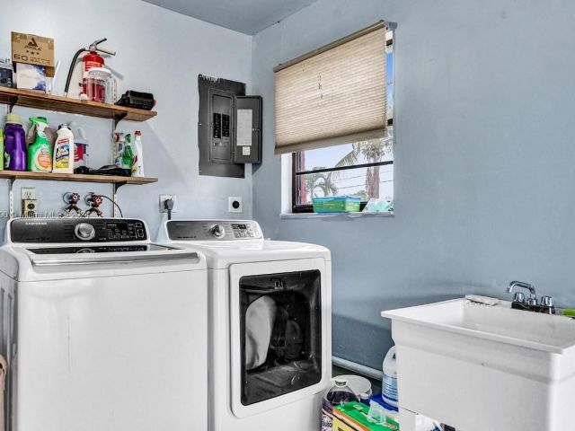 Продажа дома по адресу 208 SW 2nd Ave - фото 5523487