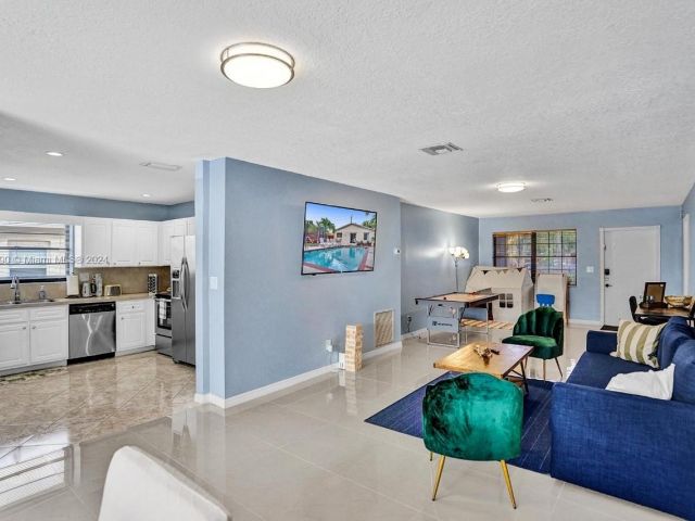 Продажа дома по адресу 208 SW 2nd Ave - фото 5523490