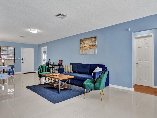 Продажа дома по адресу 208 SW 2nd Ave - фото 5523492