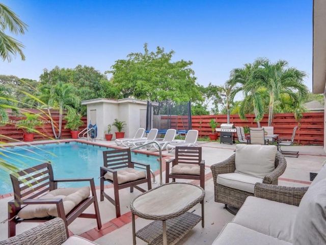 Продажа дома по адресу 208 SW 2nd Ave - фото 5523498