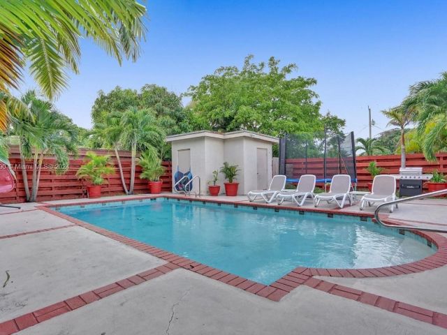 Продажа дома по адресу 208 SW 2nd Ave - фото 5523499