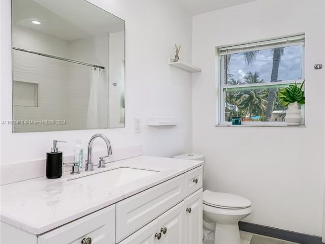 Продажа дома по адресу 216 SW 6th St - фото 5524821