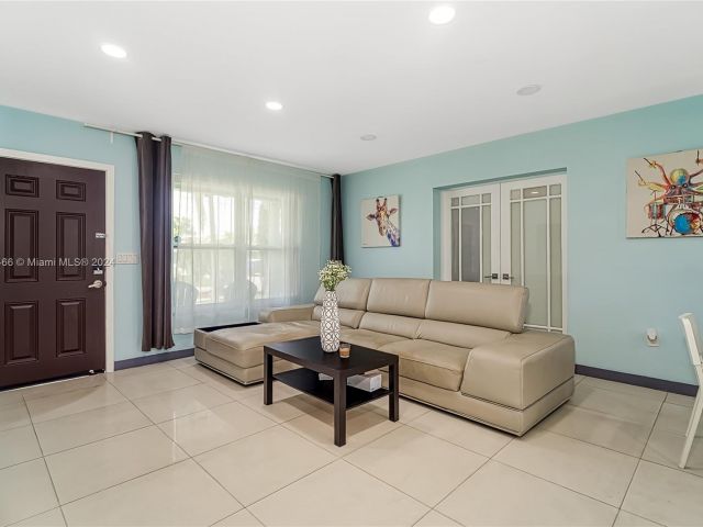 Продажа дома по адресу 216 SW 6th St - фото 5524829