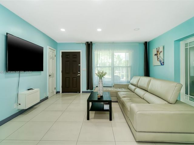 Продажа дома по адресу 216 SW 6th St - фото 5524831