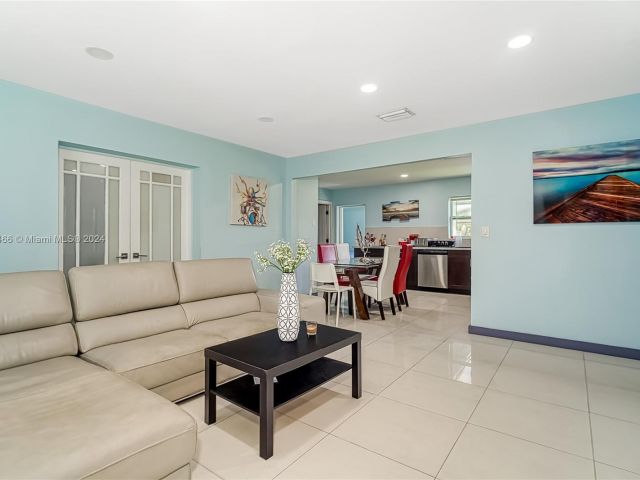 Продажа дома по адресу 216 SW 6th St - фото 5524832