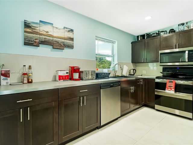 Продажа дома по адресу 216 SW 6th St - фото 5524837