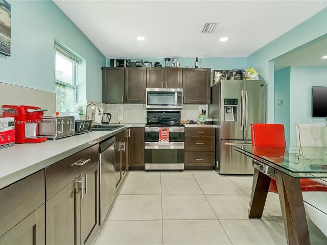 Продажа дома по адресу 216 SW 6th St - фото 5524838