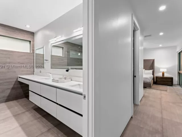 Продажа дома по адресу 1510 SW 4th Ave - фото 8050987