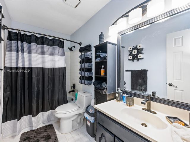 Продажа дома по адресу 1442 NW 20th St - фото 6064012