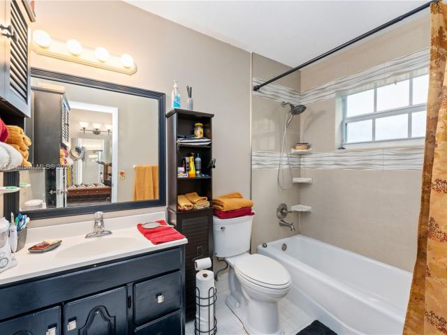 Продажа дома по адресу 1442 NW 20th St - фото 6064013