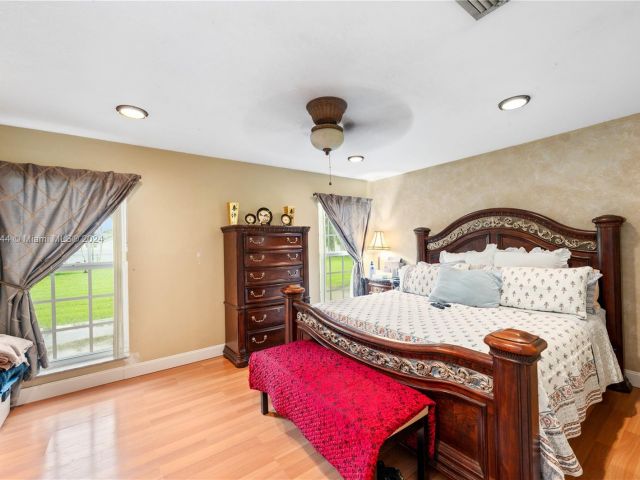 Продажа дома по адресу 1442 NW 20th St - фото 6064015