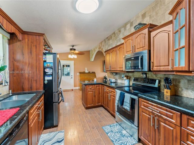 Продажа дома по адресу 1442 NW 20th St - фото 6064017