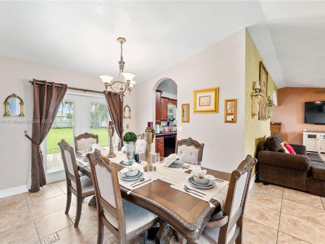 Продажа дома по адресу 1442 NW 20th St - фото 6064020