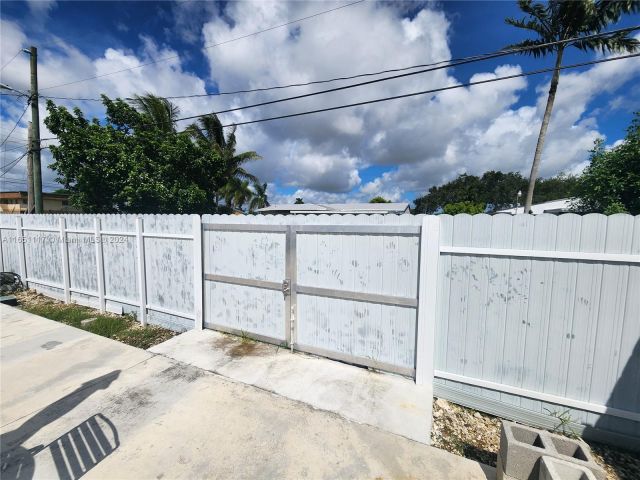 Продажа дома по адресу 1025 NE 13th Ave - фото 5774758