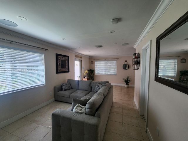 Продажа дома по адресу 1025 NE 13th Ave - фото 5774765