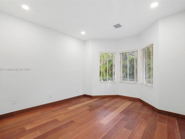 Продажа дома по адресу 543 Hibiscus Dr - фото 5524686