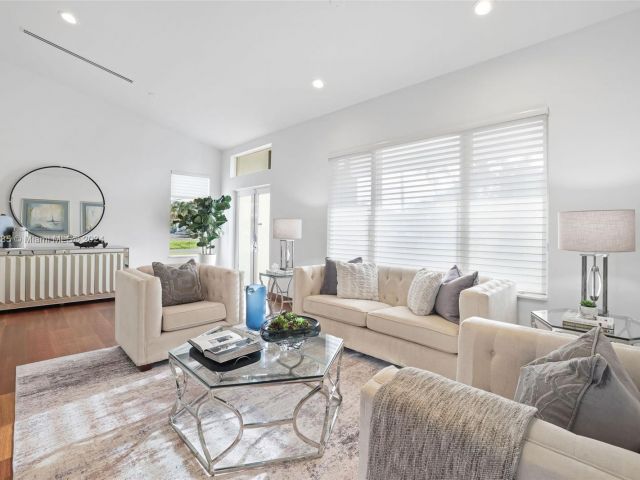 Продажа дома по адресу 543 Hibiscus Dr - фото 5524695