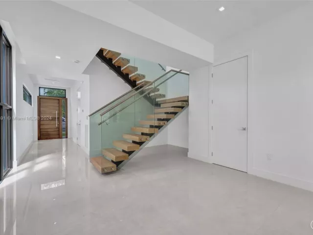 Продажа дома по адресу 1235 SW 13TH AVE 1235 - фото 5553616