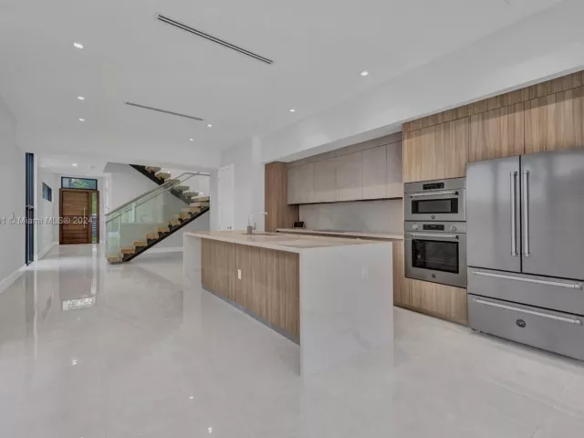 Продажа дома по адресу 1235 SW 13TH AVE 1235 - фото 5553620