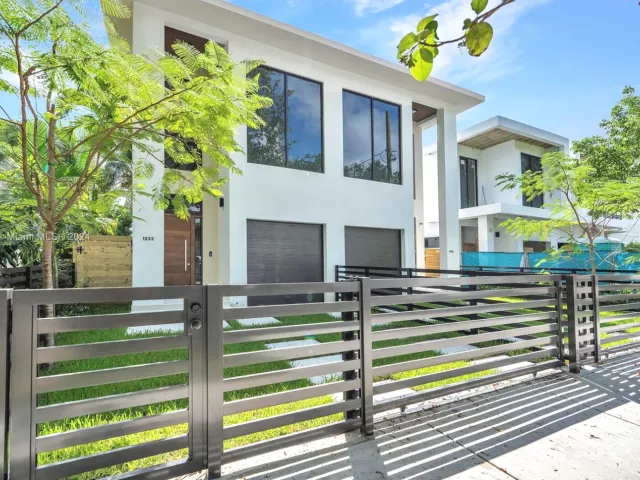 Продажа дома по адресу 1235 SW 13TH AVE 1235 - фото 5553621