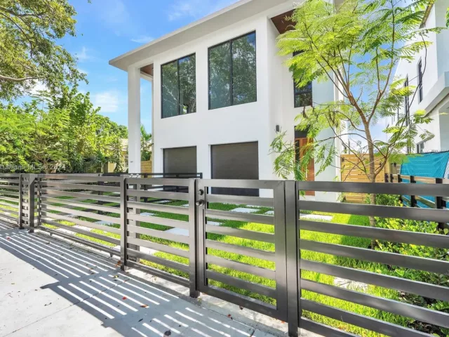 Продажа дома по адресу 1235 SW 13TH AVE 1235 - фото 5553622