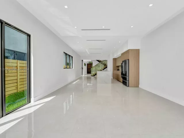 Продажа дома по адресу 1235 SW 13TH AVE 1235 - фото 5553611