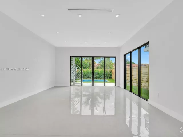 Продажа дома по адресу 1235 SW 13TH AVE 1235 - фото 5553612