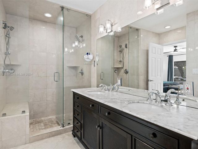 Дом в аренду по адресу 1931 NE 32nd Ave - фото 5726790