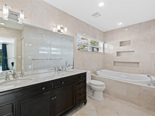 Дом в аренду по адресу 1931 NE 32nd Ave - фото 5726791