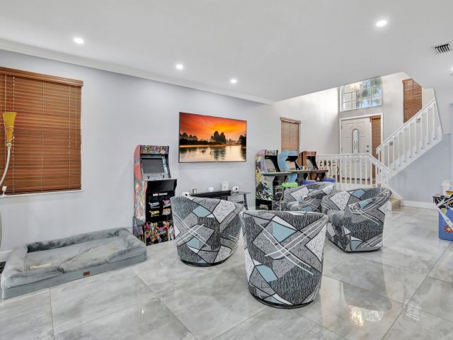 Продажа дома по адресу 325 NW 153rd Avenue - фото 5883939